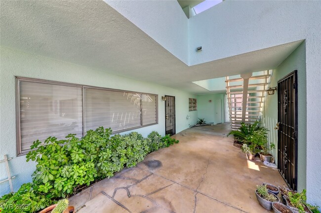 Building Photo - 1700 Rexford Dr