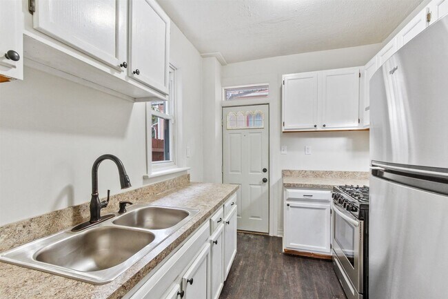 Building Photo - Bright 2 Bedroom, 1.5 Bath Home in Allison Hill!