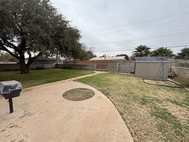 Building Photo - Spacious 3 bed 2 bath, 2 living area home....