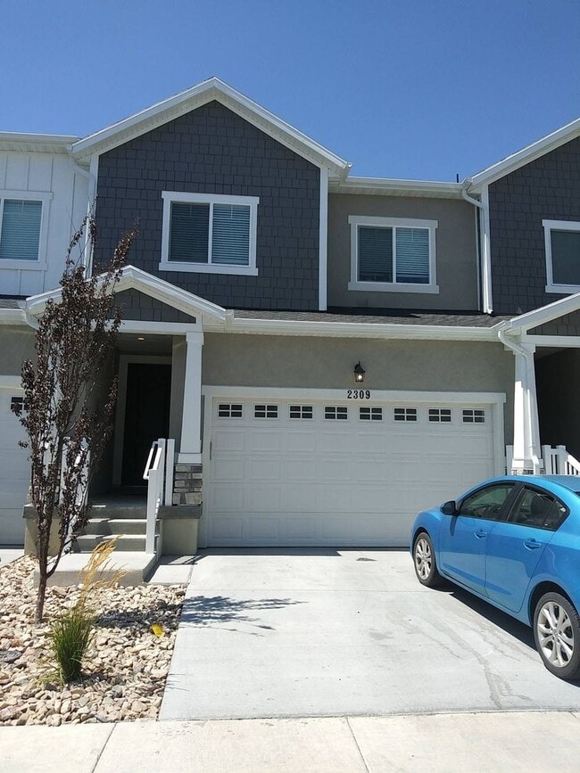 Building Photo - 4 Bedroom 2.5 Bathroom Townhouse in Lehi!