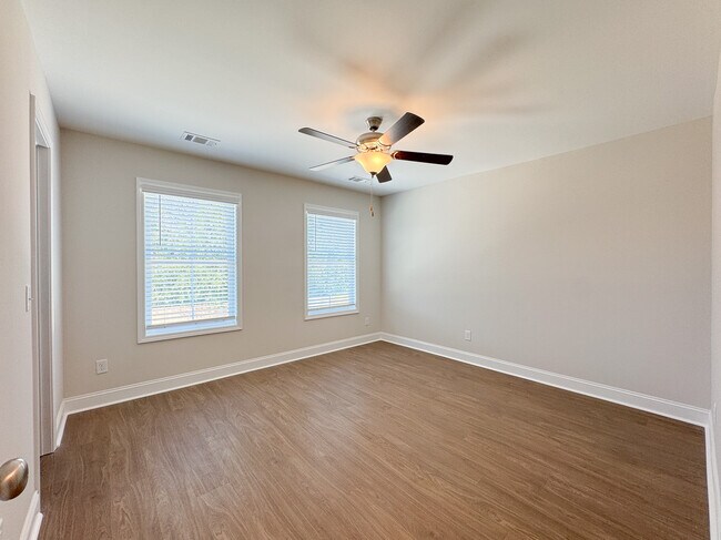 Building Photo - 102 Skye Dr
