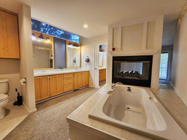 Building Photo - Beautiful 3 Bed 2.5 Bath Waterfront Home in Sammamish