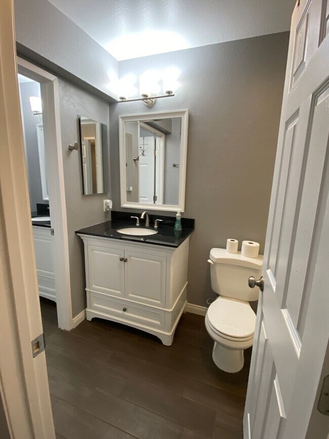 Building Photo - 2BD / 1BA Apartment with AC and parking in Mission Valley!