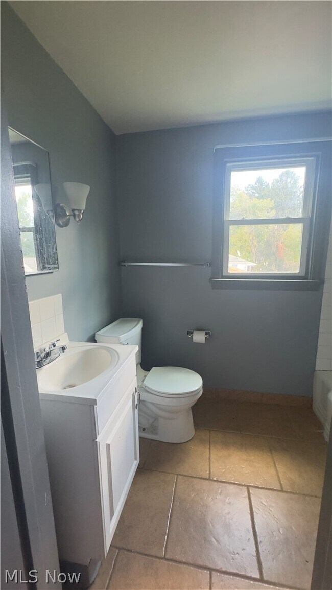 Building Photo - 56 Willow Dr