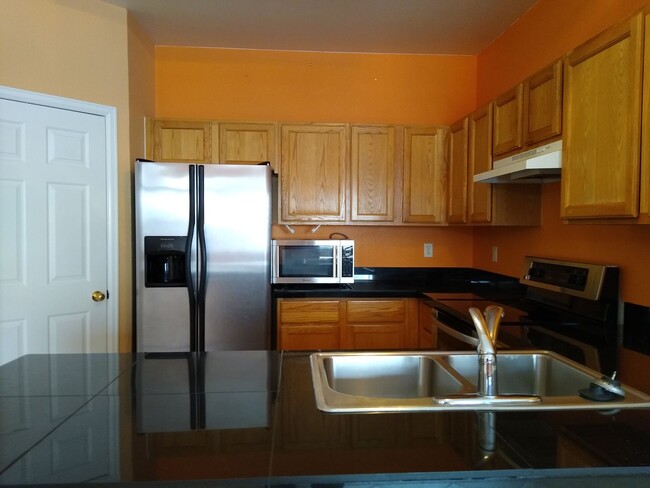 Building Photo - Super 2 Bedroom 2 Bath Townhome with 2 Car...