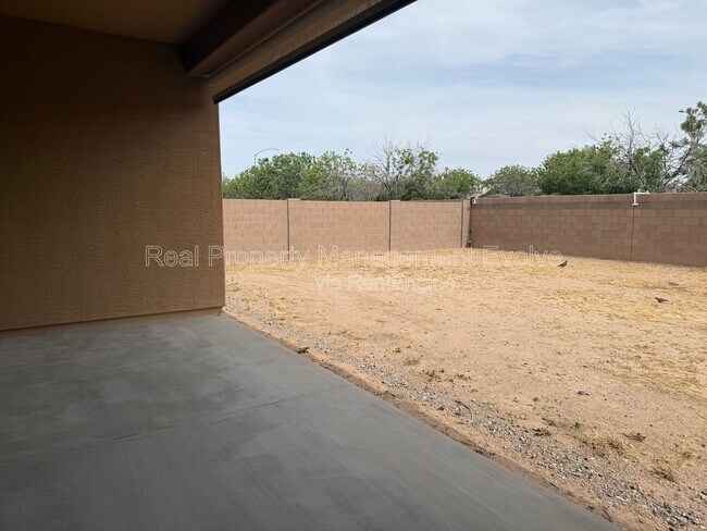Building Photo - 8723 W Vista Ave