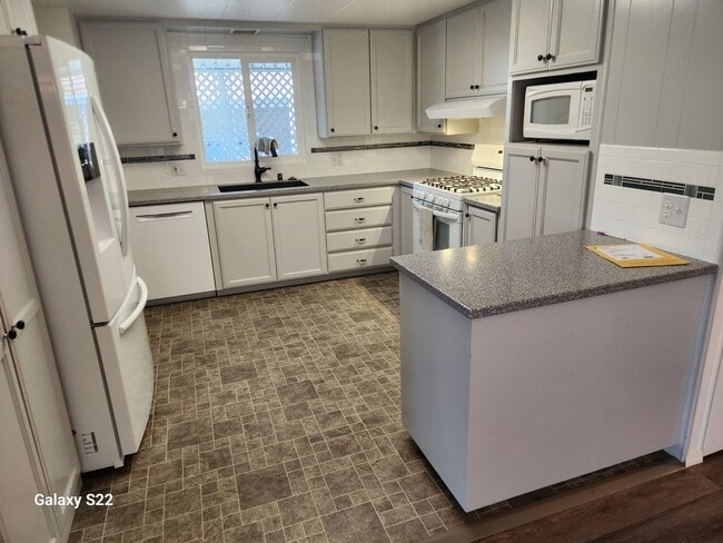 Building Photo - Charming 2-bedroom, 2- bathroom, mobile ho...