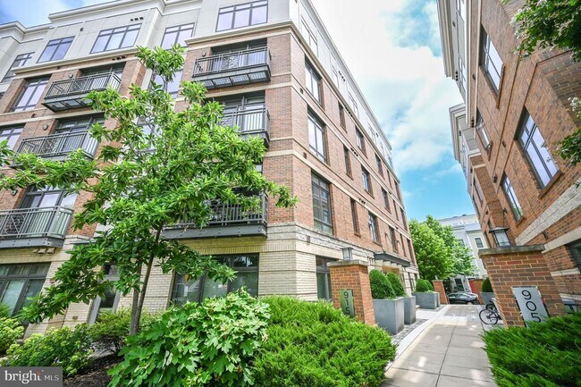 Building Photo - 915 N Patrick St