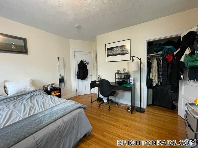 Building Photo - 65 Fairbanks St