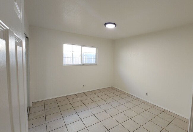 Building Photo - Your Perfect Ventura Retreat 4 bedroom 2 f...