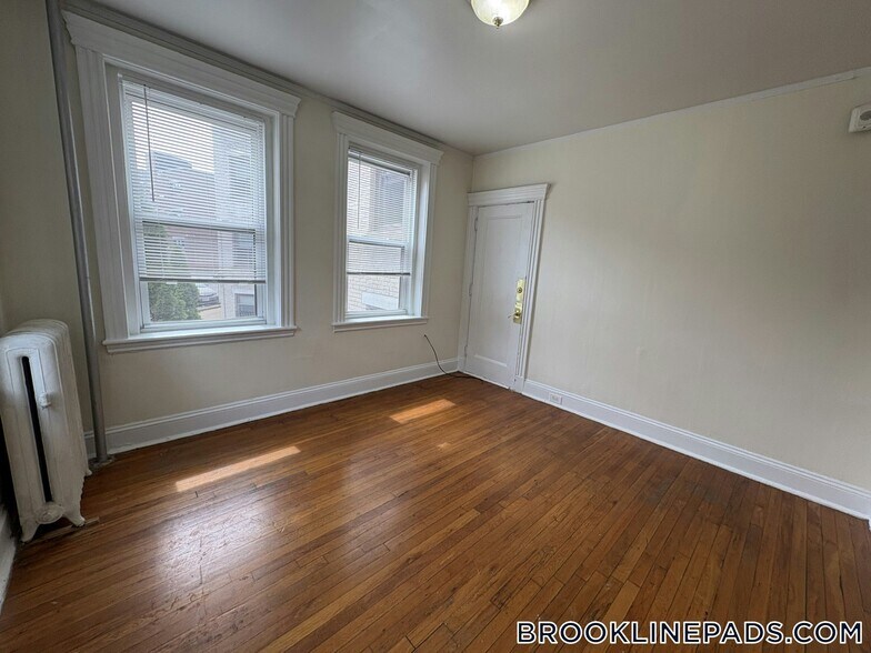 Building Photo - 352 Riverway