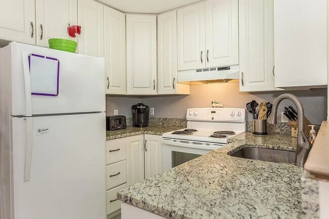 Building Photo - Charming 2BR Condo in South Weymouth