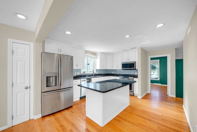 Building Photo - 2 Foxfire Dr