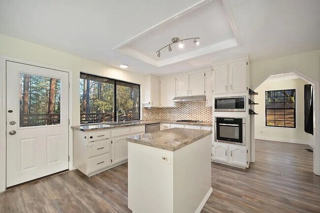 Building Photo - Beautiful 3BR/3BA Home on 1 Acre in Gated ...