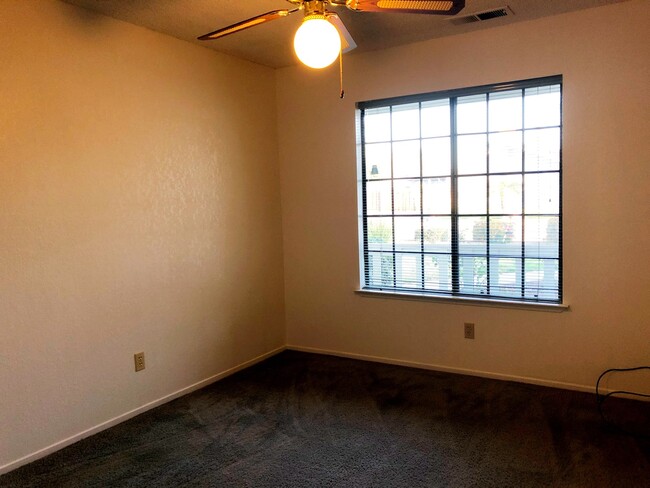 Building Photo - 1635 E Eastbrook Ave