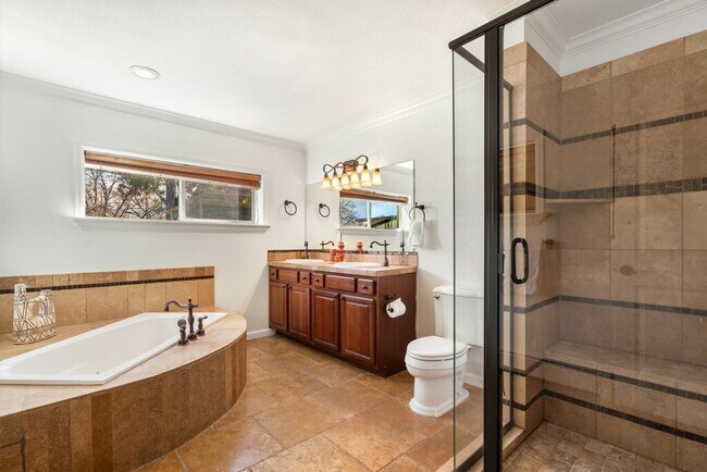 Building Photo - Stylish 2BR/2BA Condo with Patio & Parking...