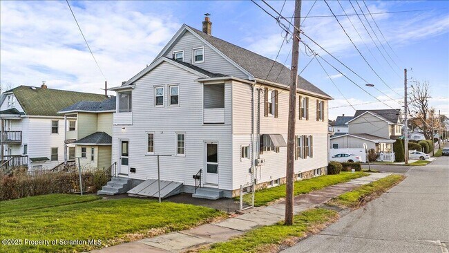 Building Photo - 1446 Thackery St