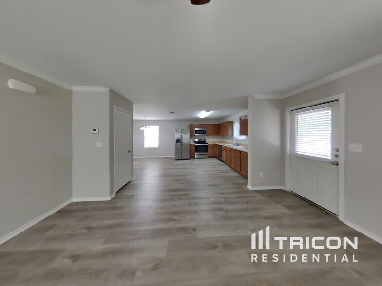 Building Photo - 9122 Silver Vista