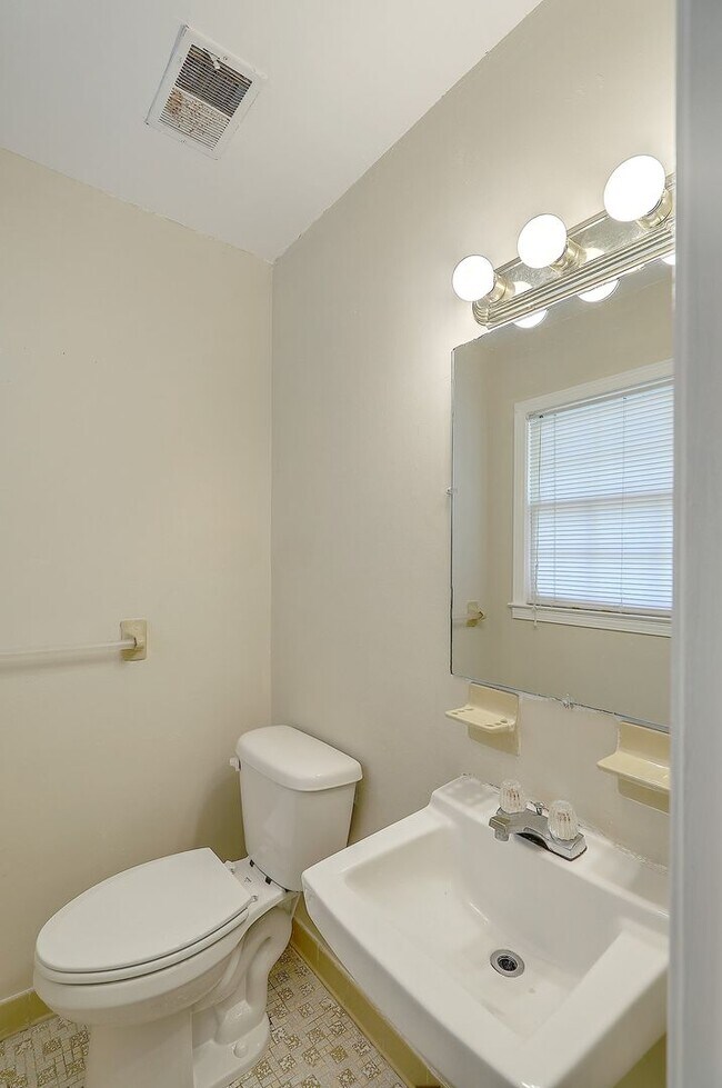 Building Photo - Lovely Ladson Brick Ranch!