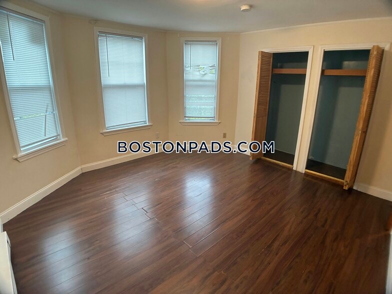 Building Photo - 739 Parker St