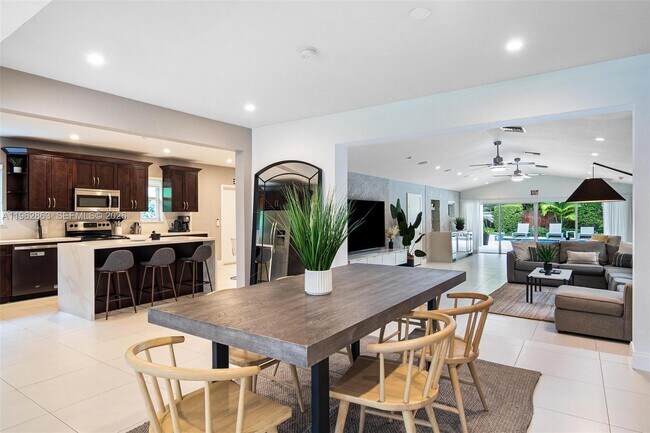 Building Photo - 1019 NE 115th St