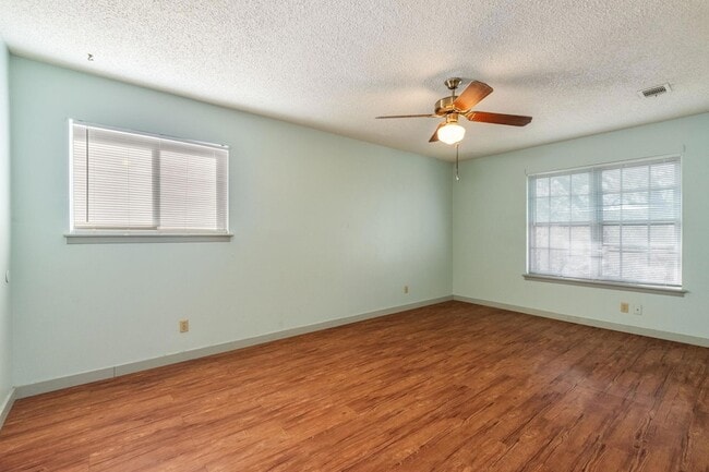 Building Photo - 8401 Tecumseh Dr