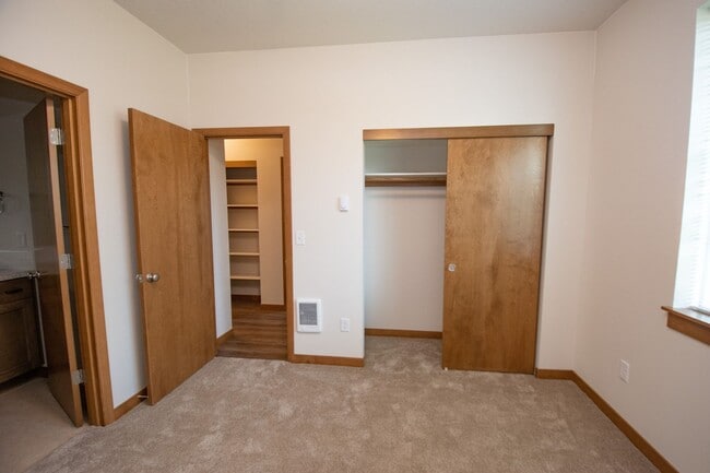 Building Photo - Wonderful 2BD Duplex in Great Washougal Lo...