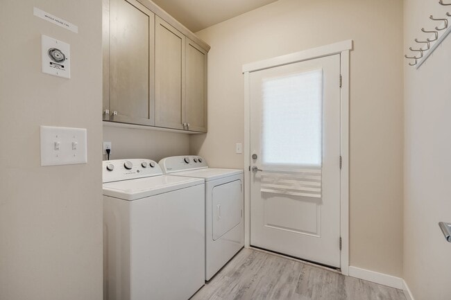 Building Photo - 700 Springside Ln