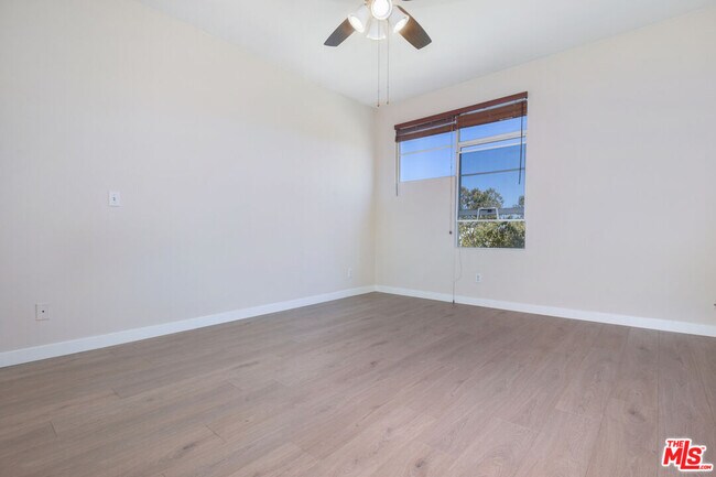 Building Photo - 5350 White Oak Ave