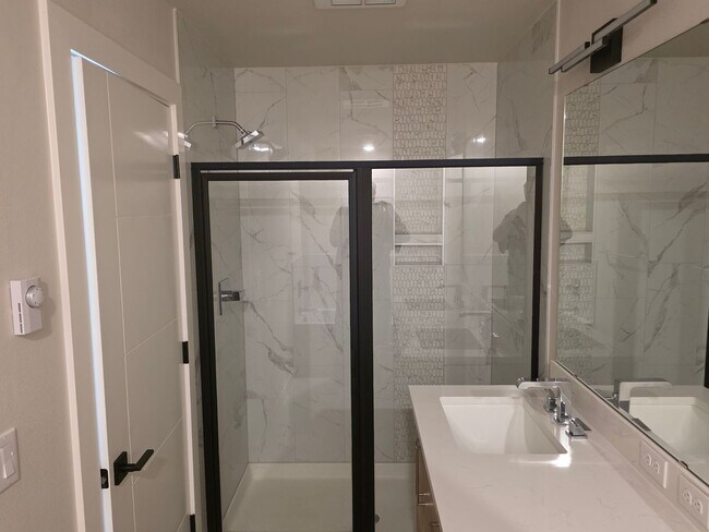 Building Photo - Beautiful New Townhouse 4BD Bothell