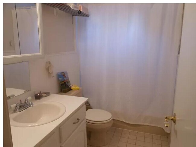 upper bath - 9112 Forestview Rd