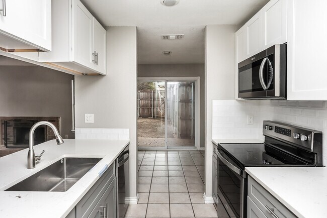 Building Photo - 2114 High Bluff Dr