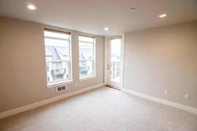 Building Photo - 2Bd/2Ba Mercer Island Condo