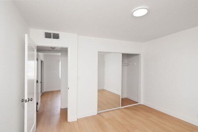 Building Photo - 3155 Montrose Ave