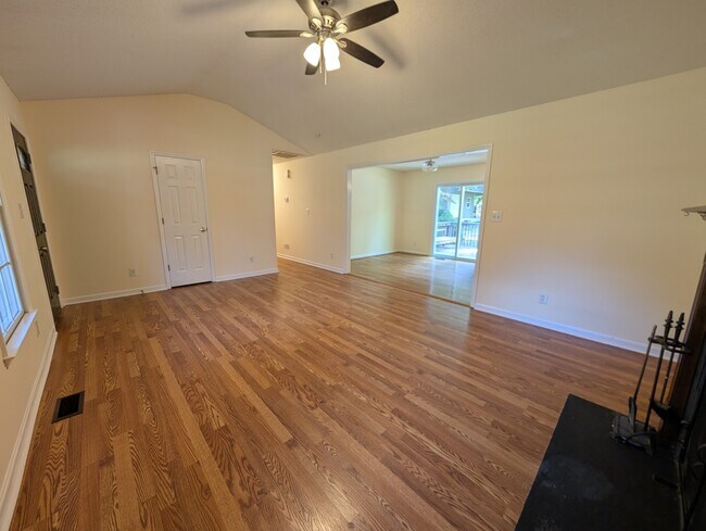 Building Photo - 1605 Hillhaven Rd