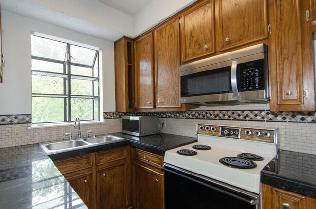 Building Photo - Quaint townhouse style condominium in Hyde...