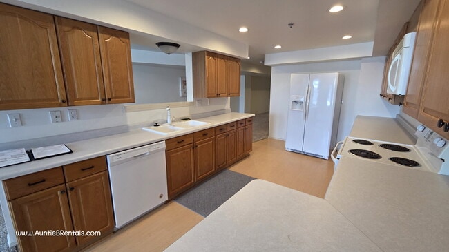 Building Photo - 3-Bedroom Upper-Level Condo in Historic Downtown Stillwater - VIDEO TOUR!