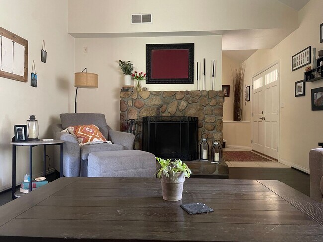 Building Photo - Spacious East Ventura 4 Bedroom 2 Bath Pool Home