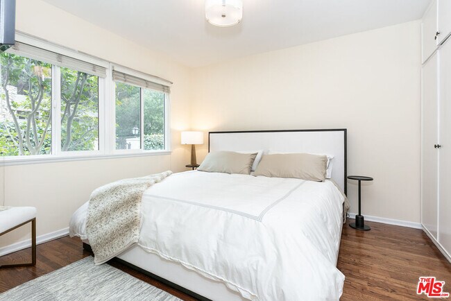 Building Photo - 1117 Roscomare Rd