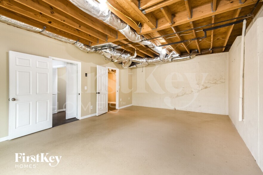Building Photo - 1064 Whispering Woods Dr