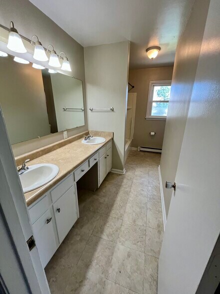 Building Photo - 2135 Sanford Ave SW