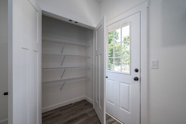 Building Photo - Your New Home Awaits in Hickory!