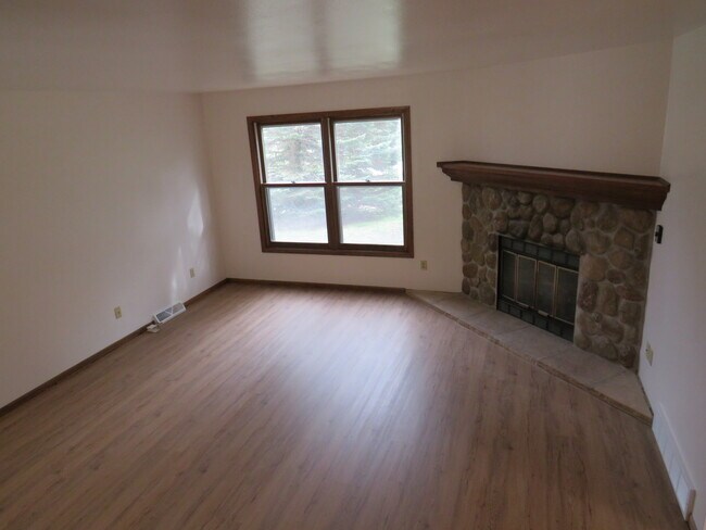 Building Photo - 399 Willow Grove Dr