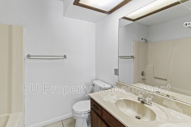 Building Photo - 1305 Christopher Cir