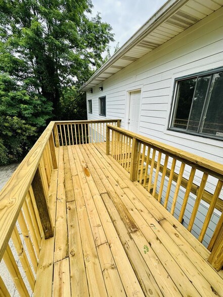 Private deck and entrance - 410 Pine Lake Ave