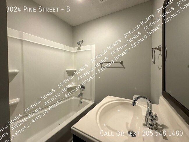 Building Photo - 3024 Pine St