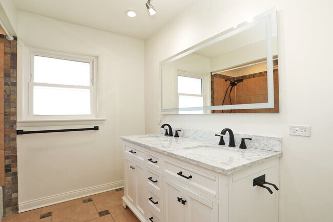 Building Photo - 409 Lexington Dr