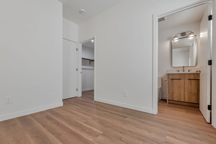 Building Photo - 416 S Ave 56