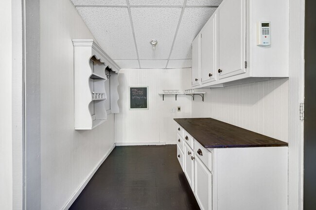 Building Photo - 3 Bedroom 1 Bathroom Apartment for Rent!
