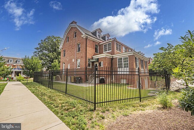 Building Photo - 1010 Main Dr NW